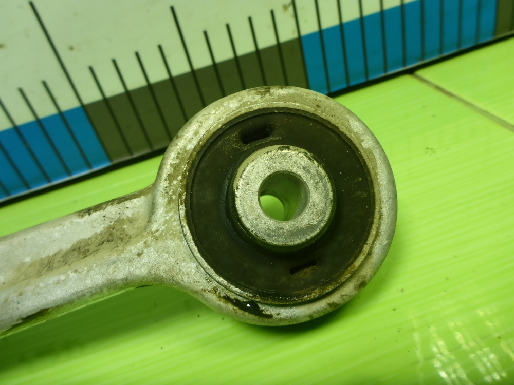 Рычаг передний левый