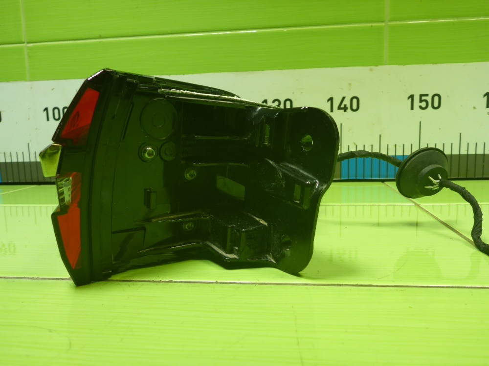 Фонарь задний наружный левый