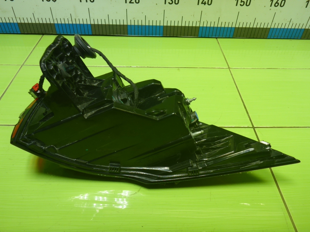 Фонарь задний наружный левый