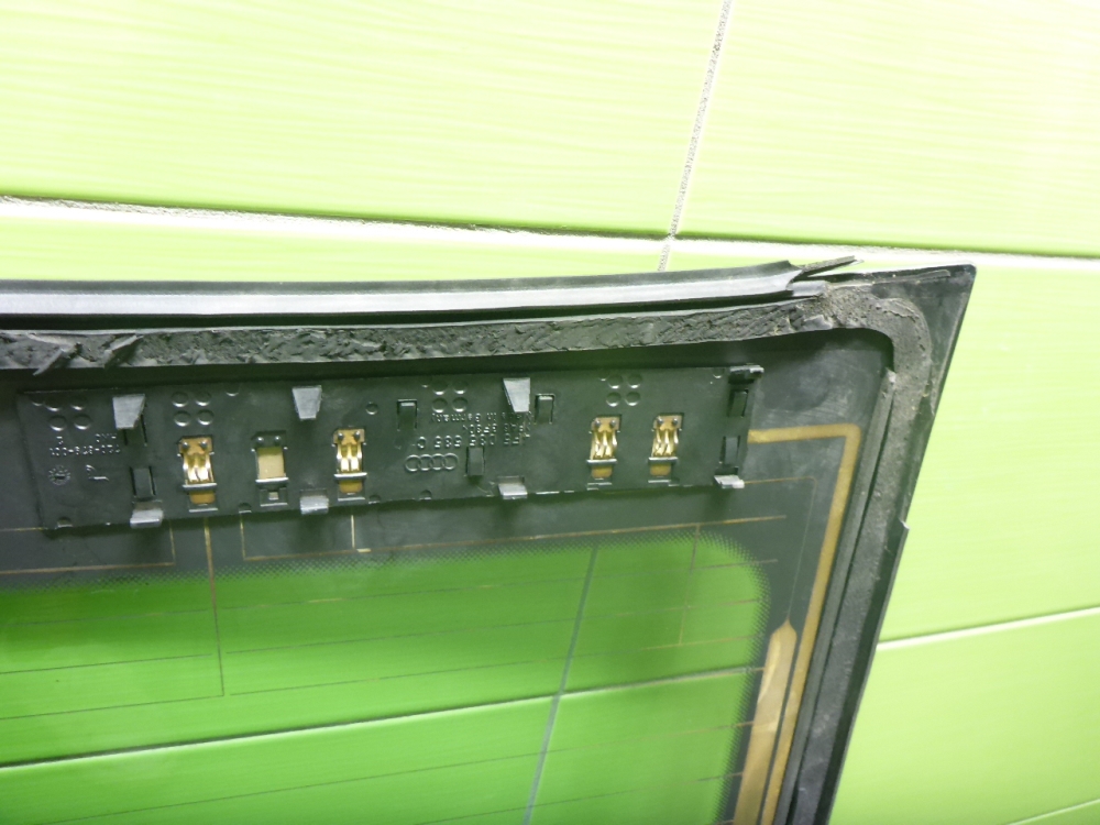 Стекло заднее