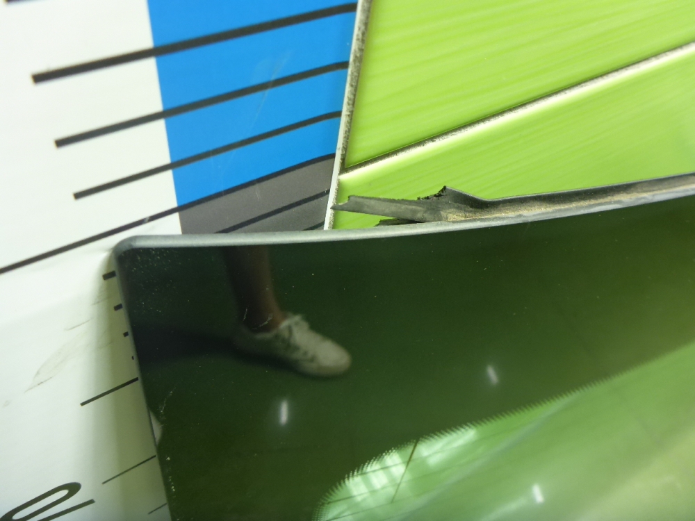 Стекло заднее