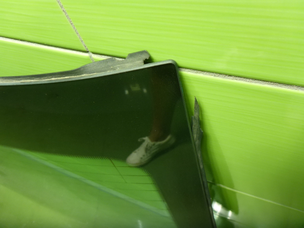 Стекло заднее