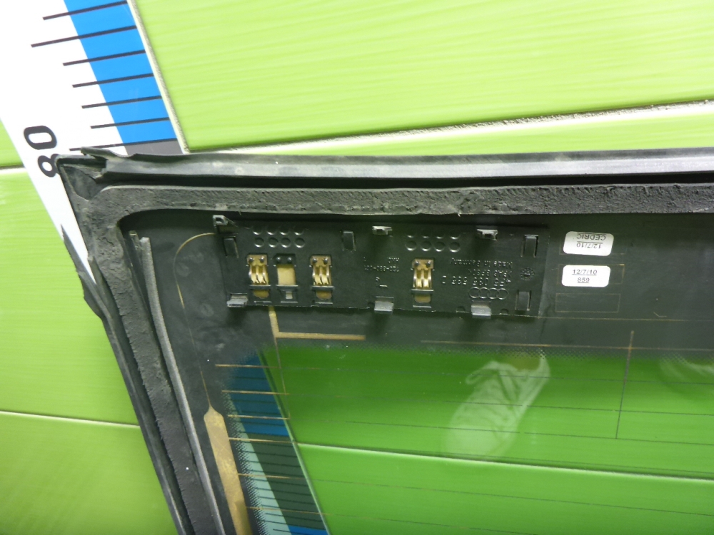 Стекло заднее