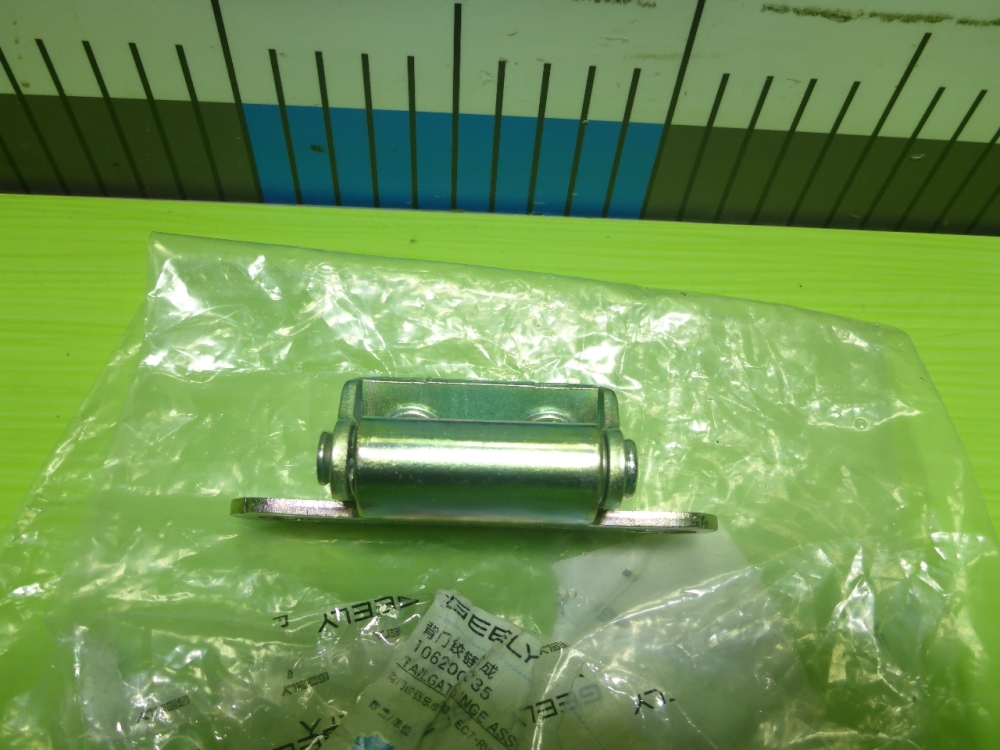 Петля двери багажника