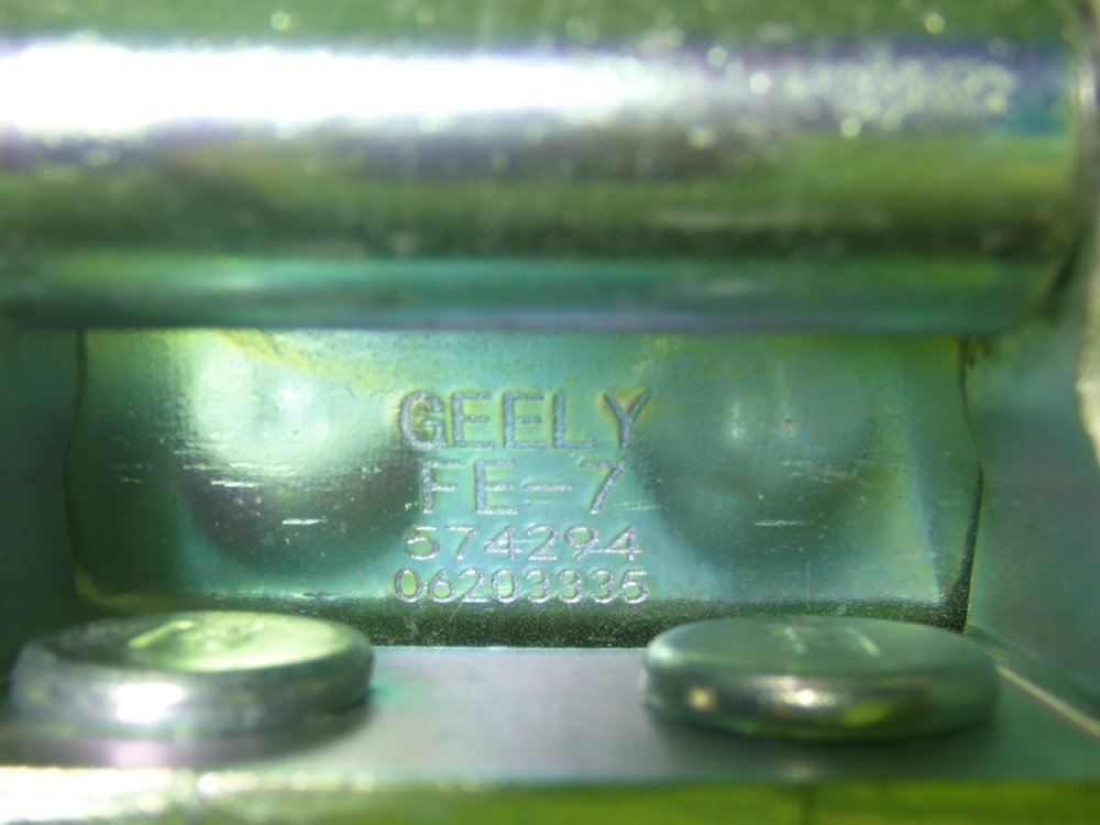 Петля двери багажника