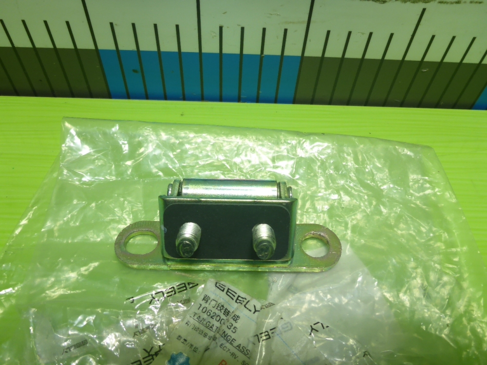 Петля двери багажника