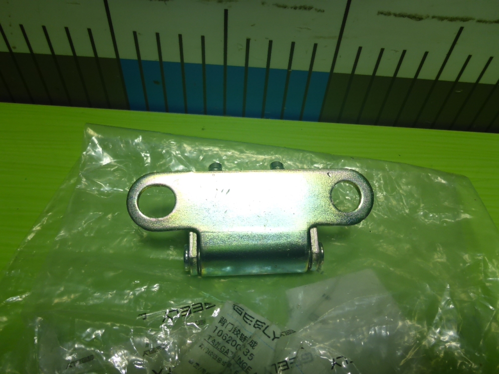 Петля двери багажника