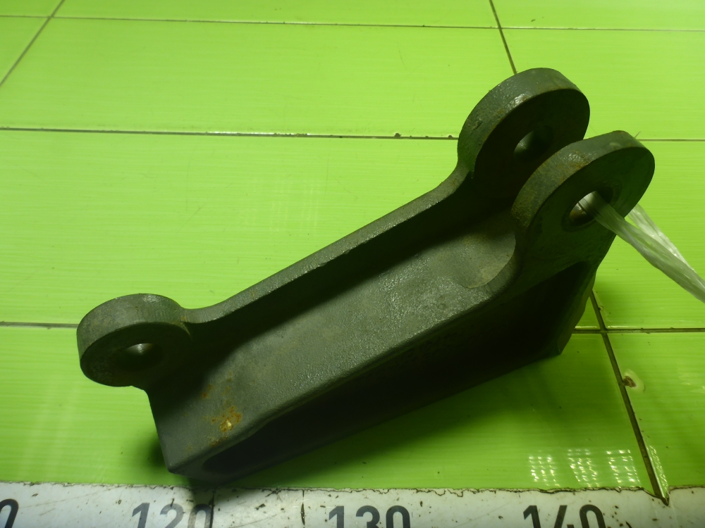 Кронштейн переднего бампера левый