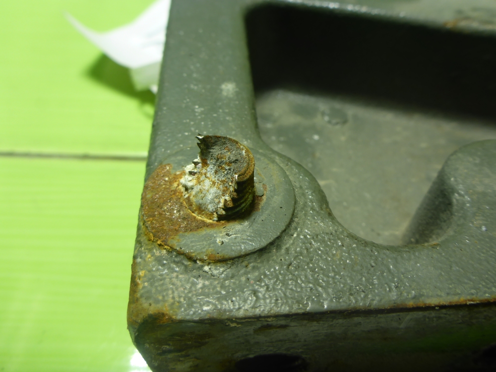 Кронштейн переднего бампера левый