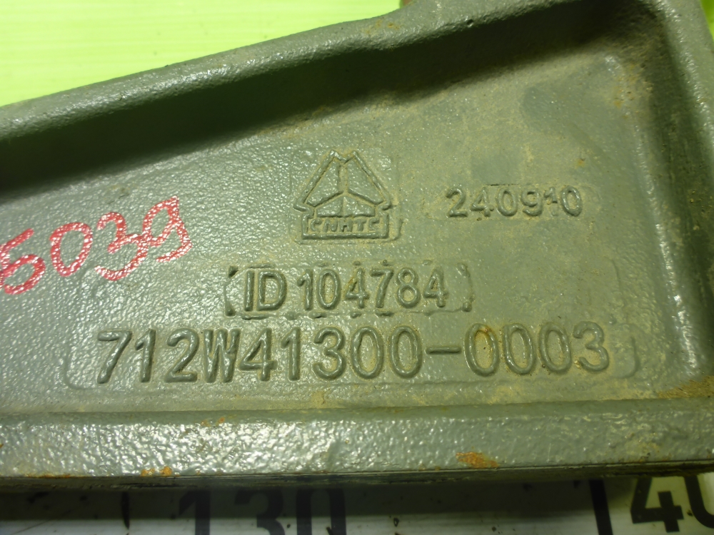 Кронштейн переднего бампера левый