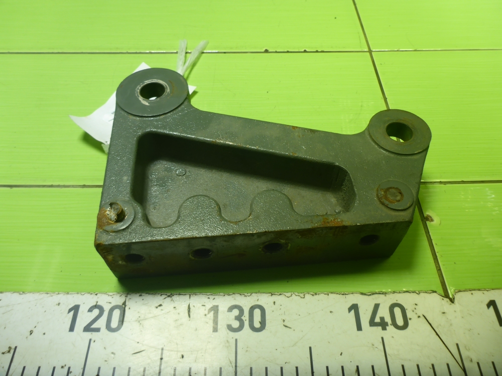 Кронштейн переднего бампера левый