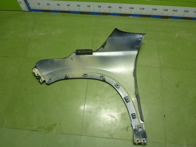 Крыло переднее правое
