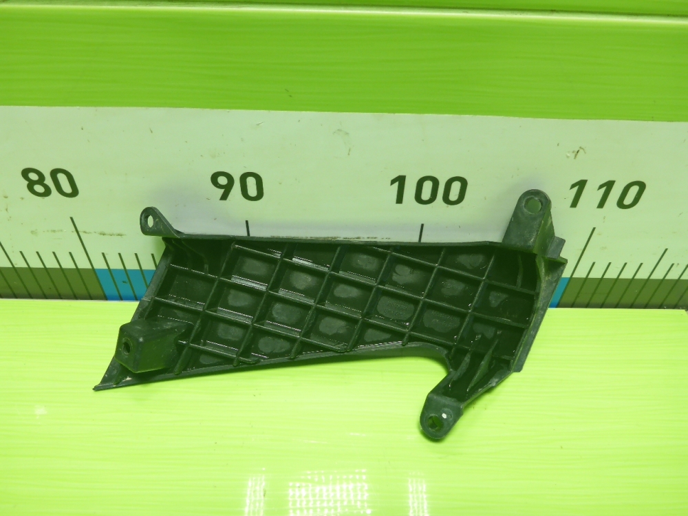 Кронштейн переднего бампера левый