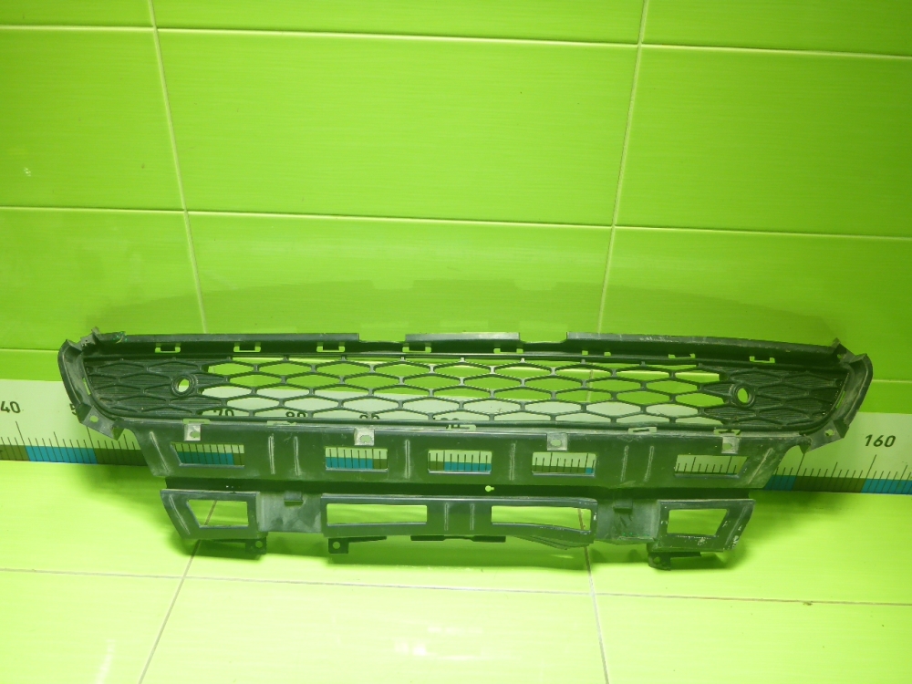 Решетка в бампер центральная