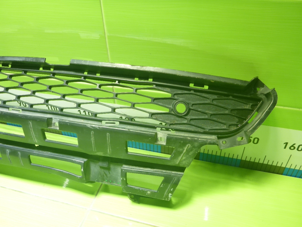 Решетка в бампер центральная