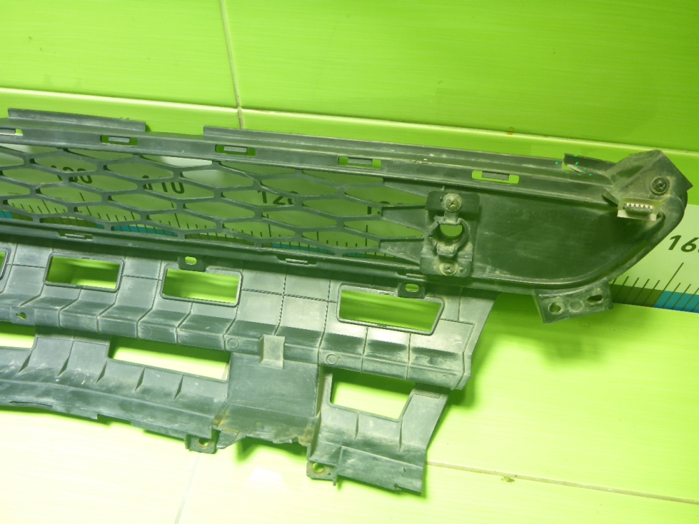 Решетка в бампер центральная