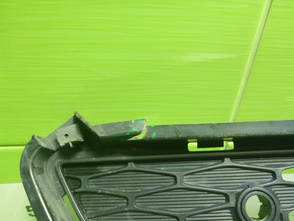 Решетка в бампер центральная