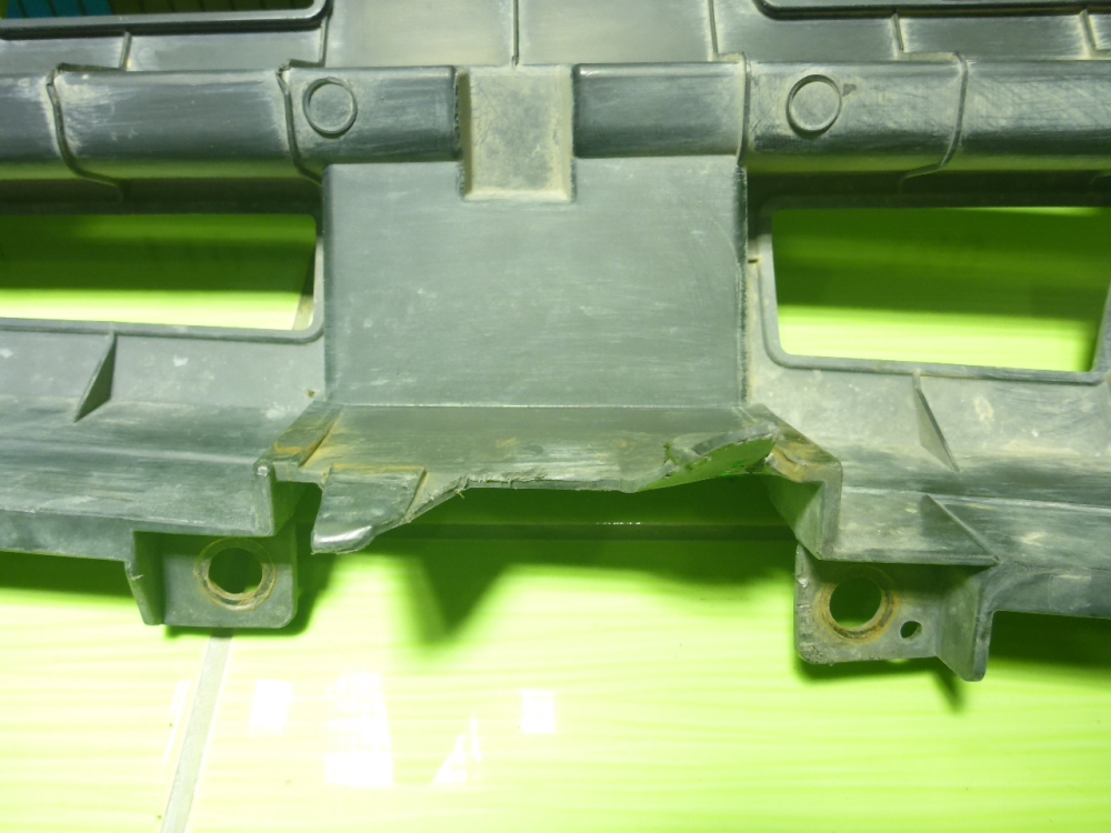 Решетка в бампер центральная