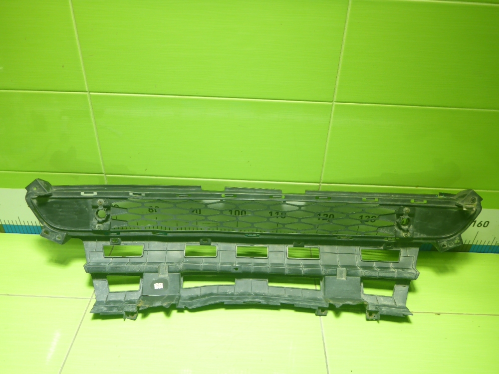 Решетка в бампер центральная