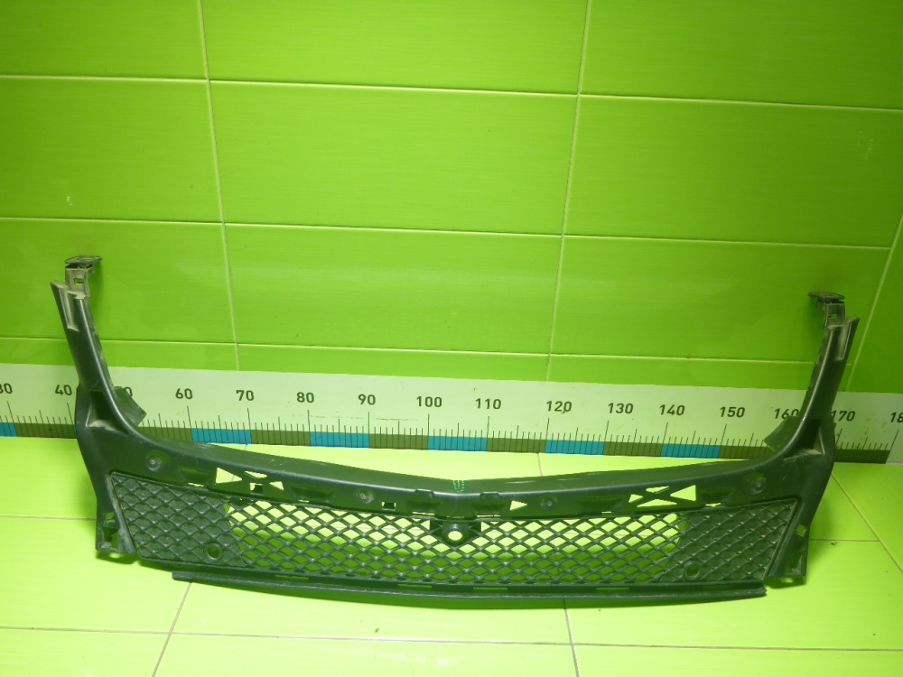 Решетка в бампер центральная