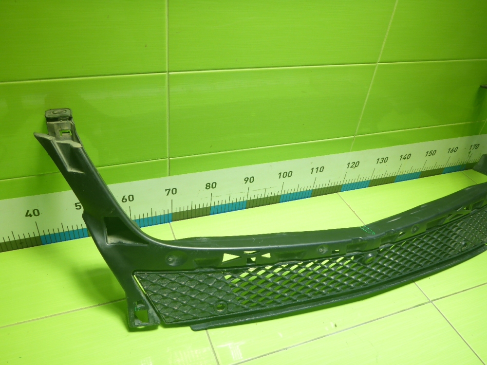 Решетка в бампер центральная