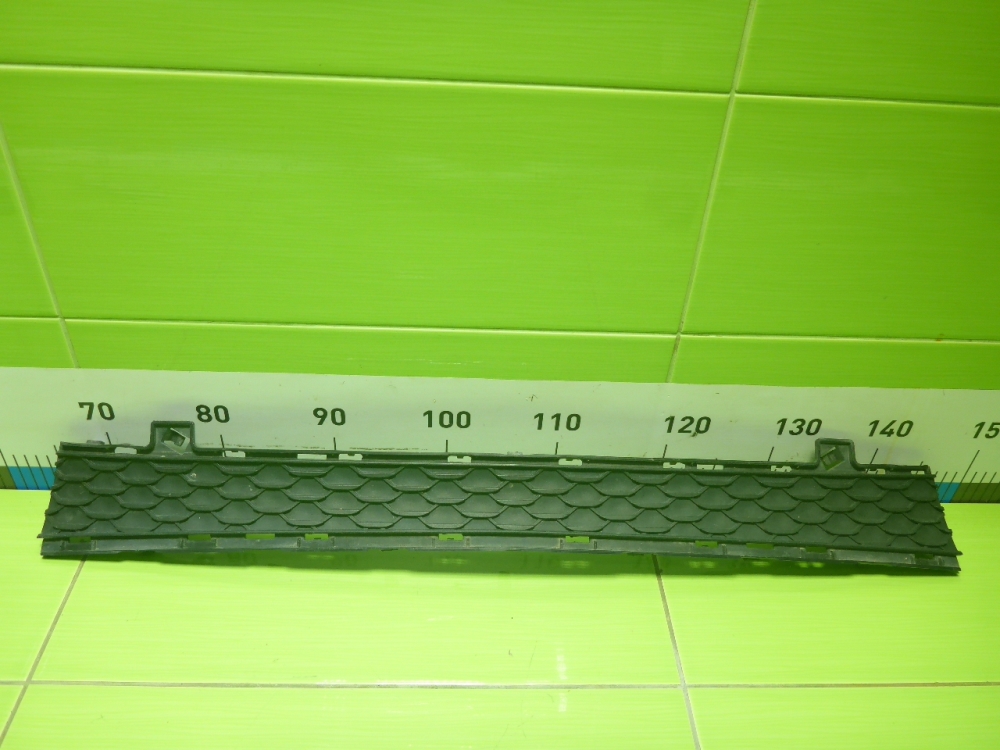 Решетка в бампер центральная