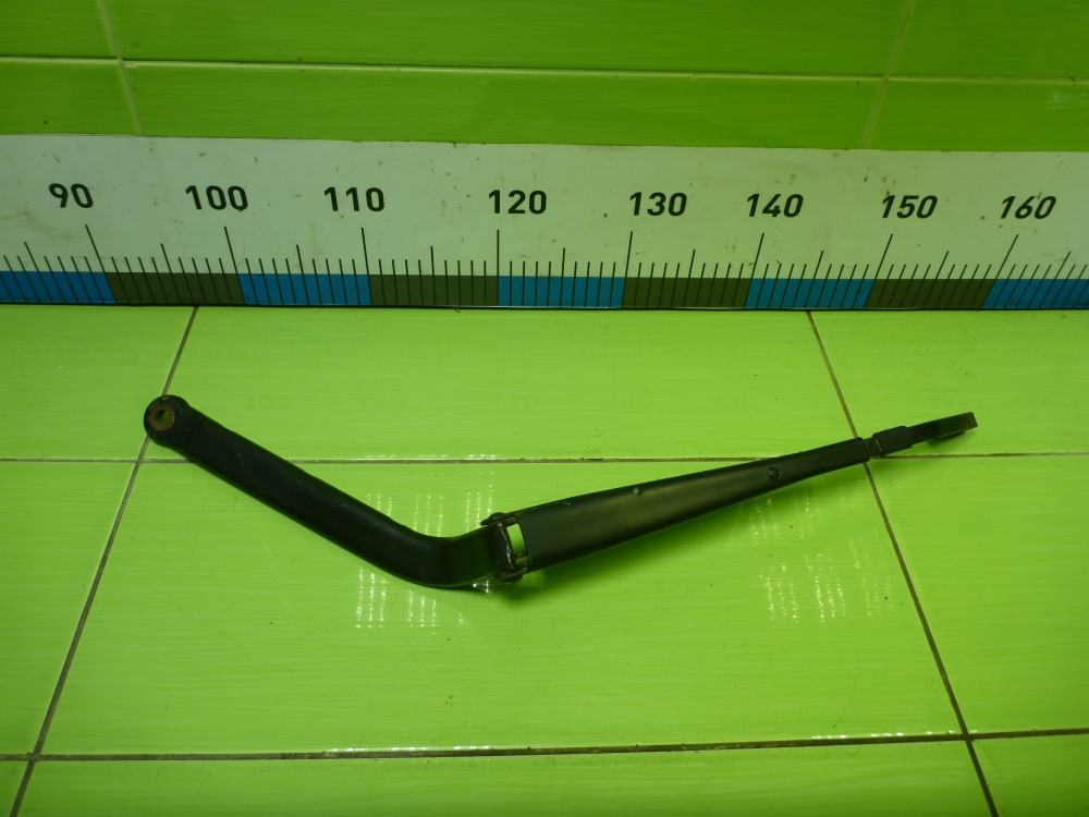 Поводок стеклоочистителя передний левый