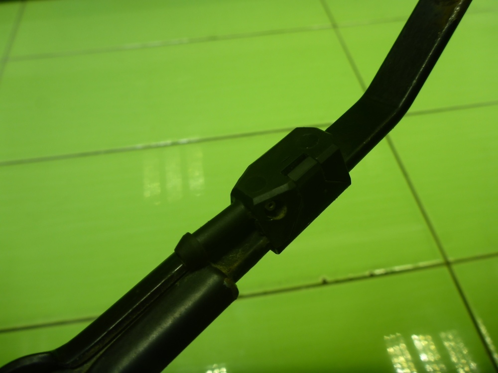 Поводок стеклоочистителя передний левый