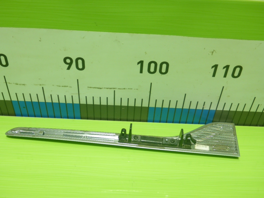 Накладка двери передней правой