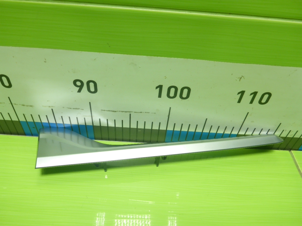 Накладка двери передней правой