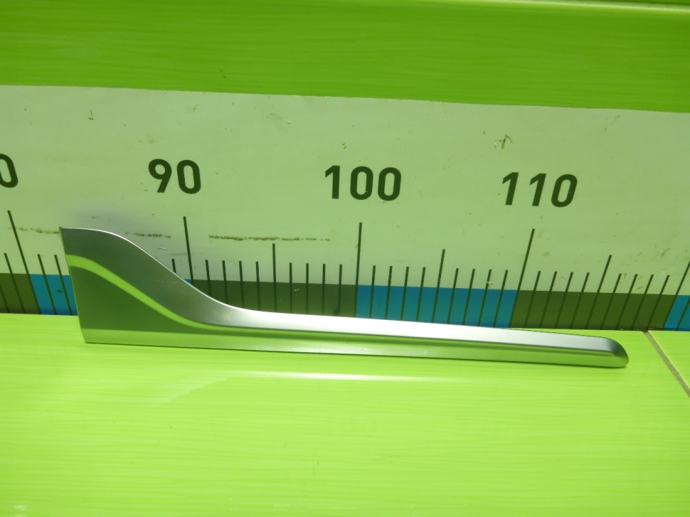 Накладка двери передней правой