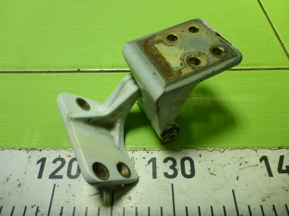 Петля двери