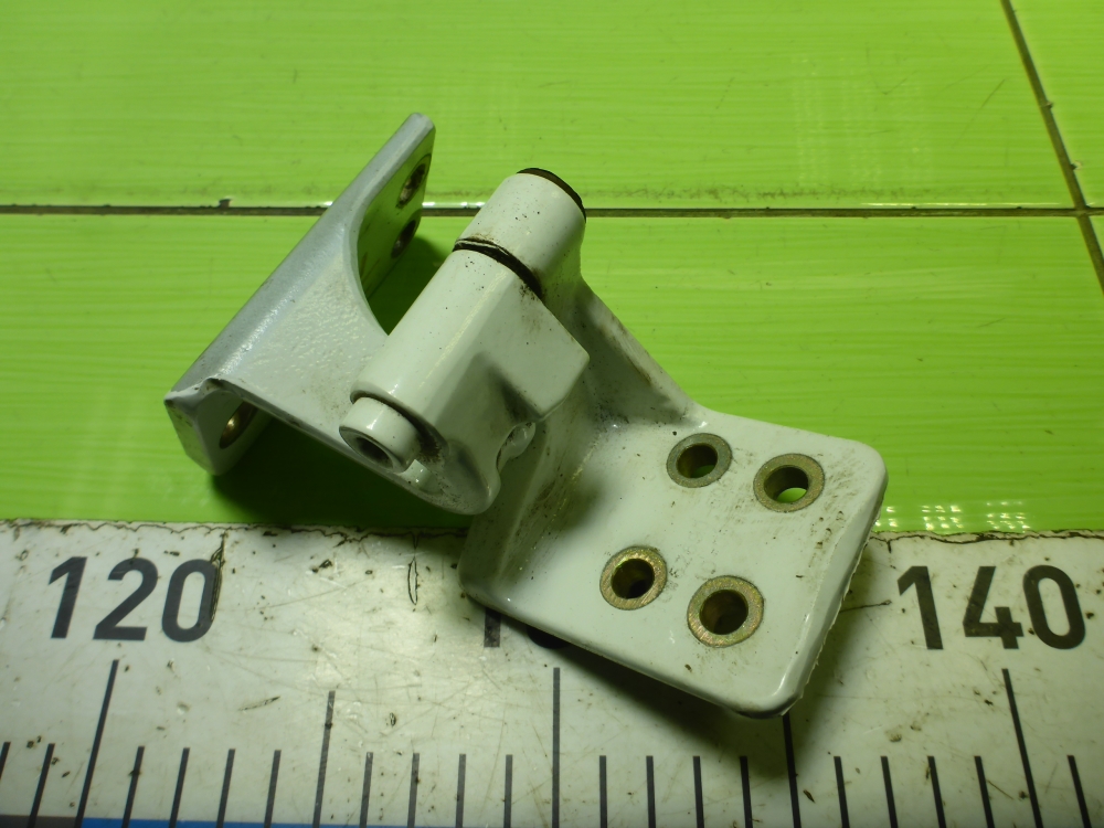 Петля двери