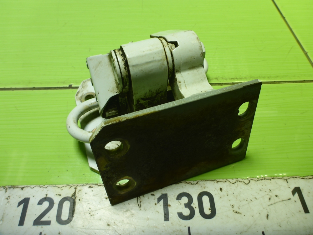 Петля двери