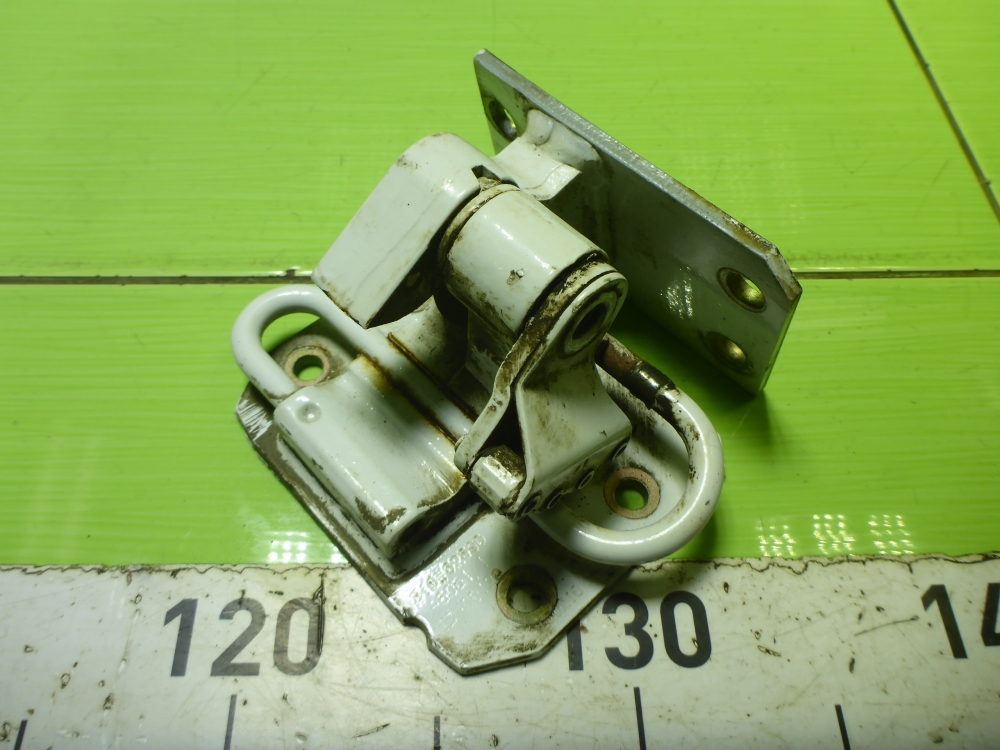 Петля двери