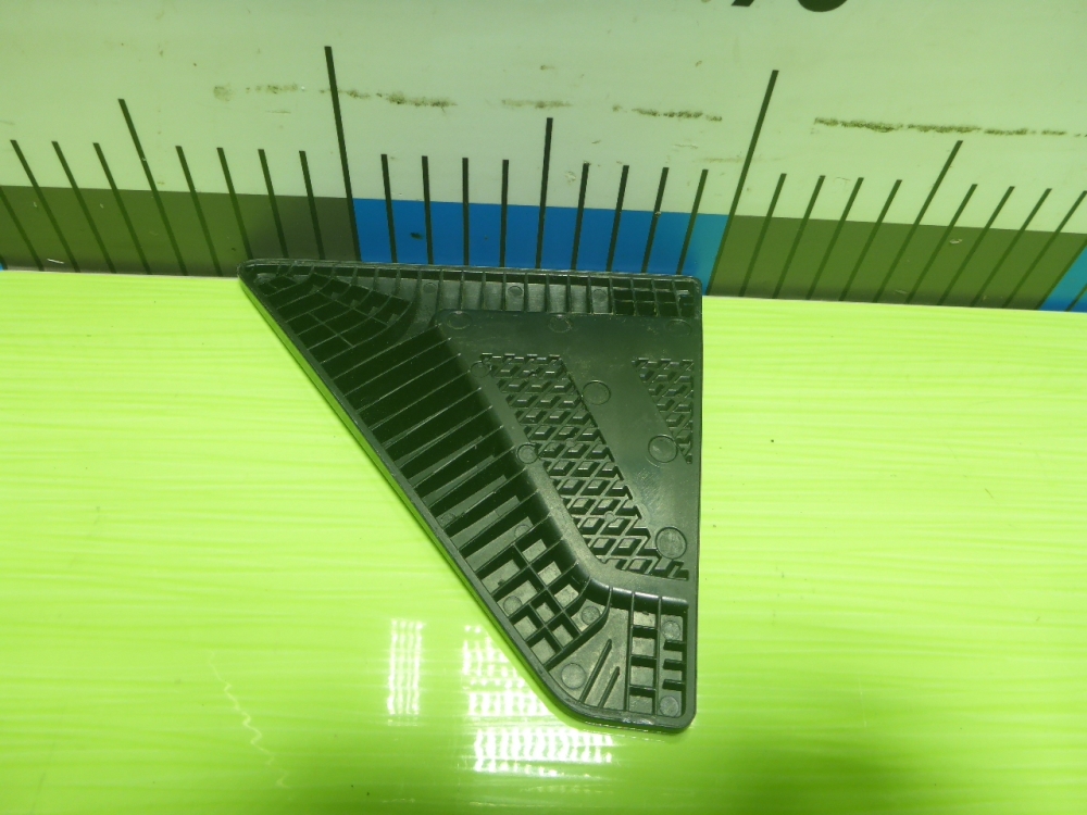 Накладка переднего крыла правого