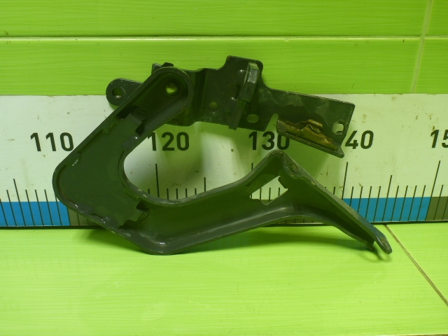 Петля решетки радиатора