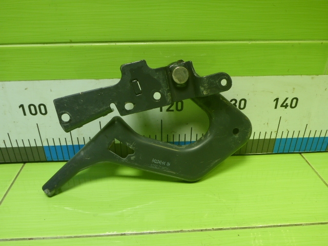 Петля решетки радиатора