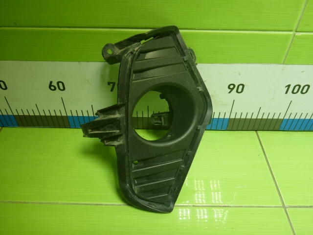 Рамка противотуманной фары правой