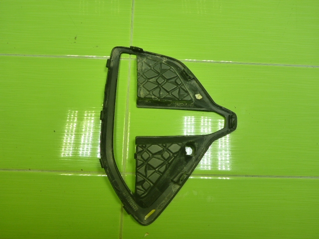 Рамка противотуманной фары левой