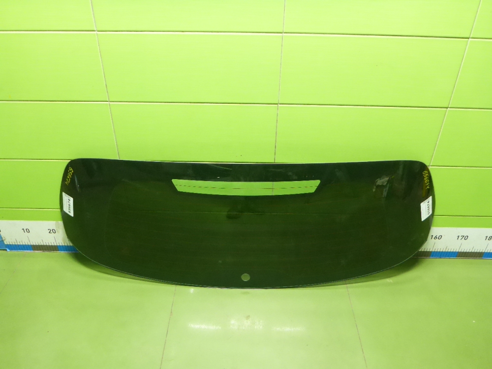 Стекло двери багажника