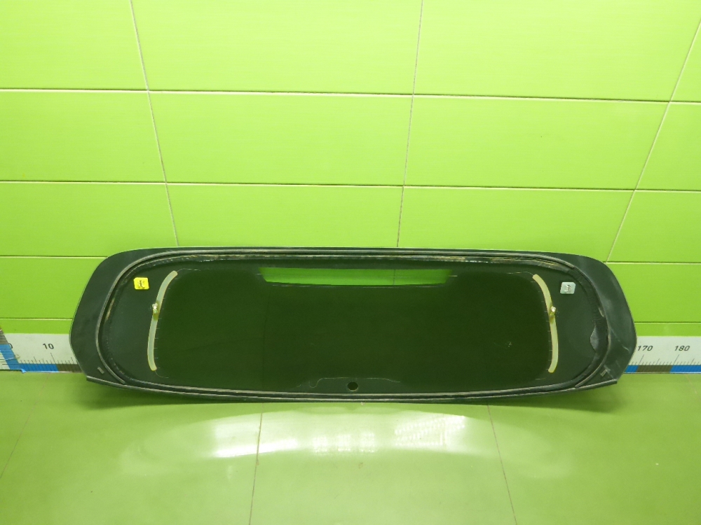 Стекло двери багажника