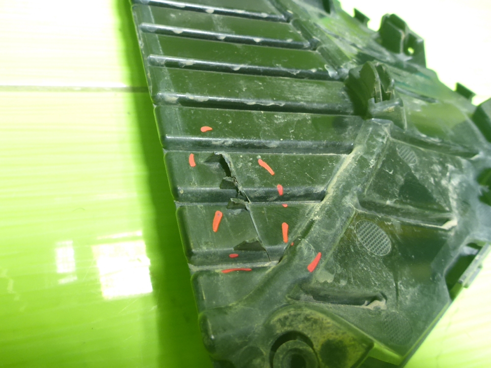 Заглушка бампера левая