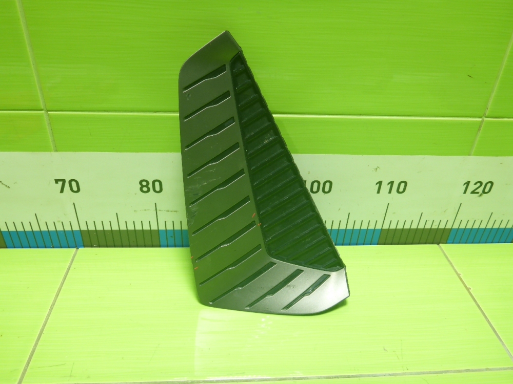 Заглушка бампера левая