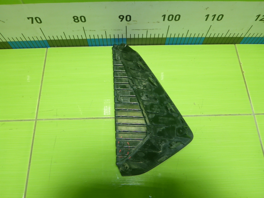 Заглушка бампера левая