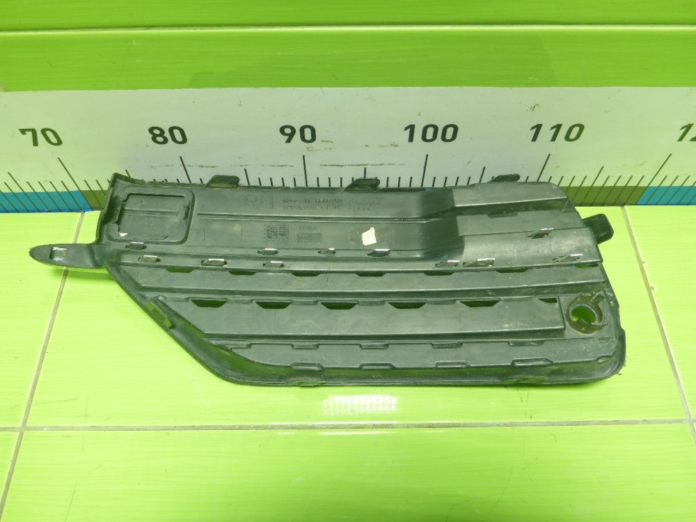 Заглушка бампера правая