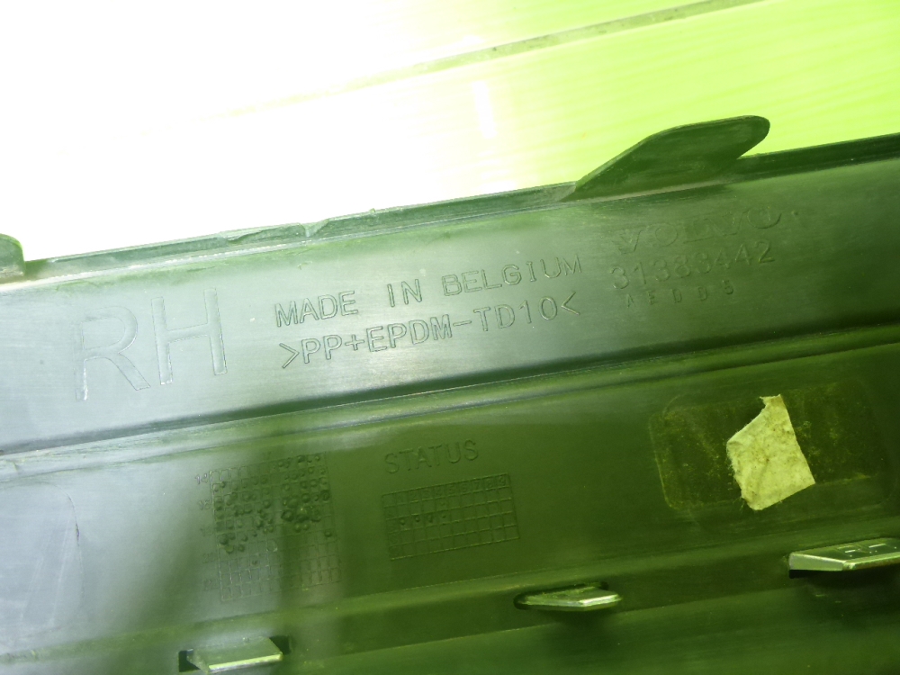 Заглушка бампера правая