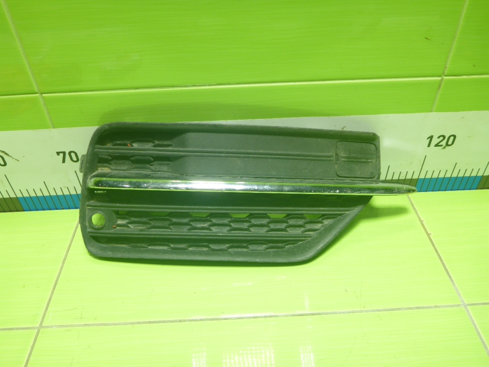 Заглушка бампера правая