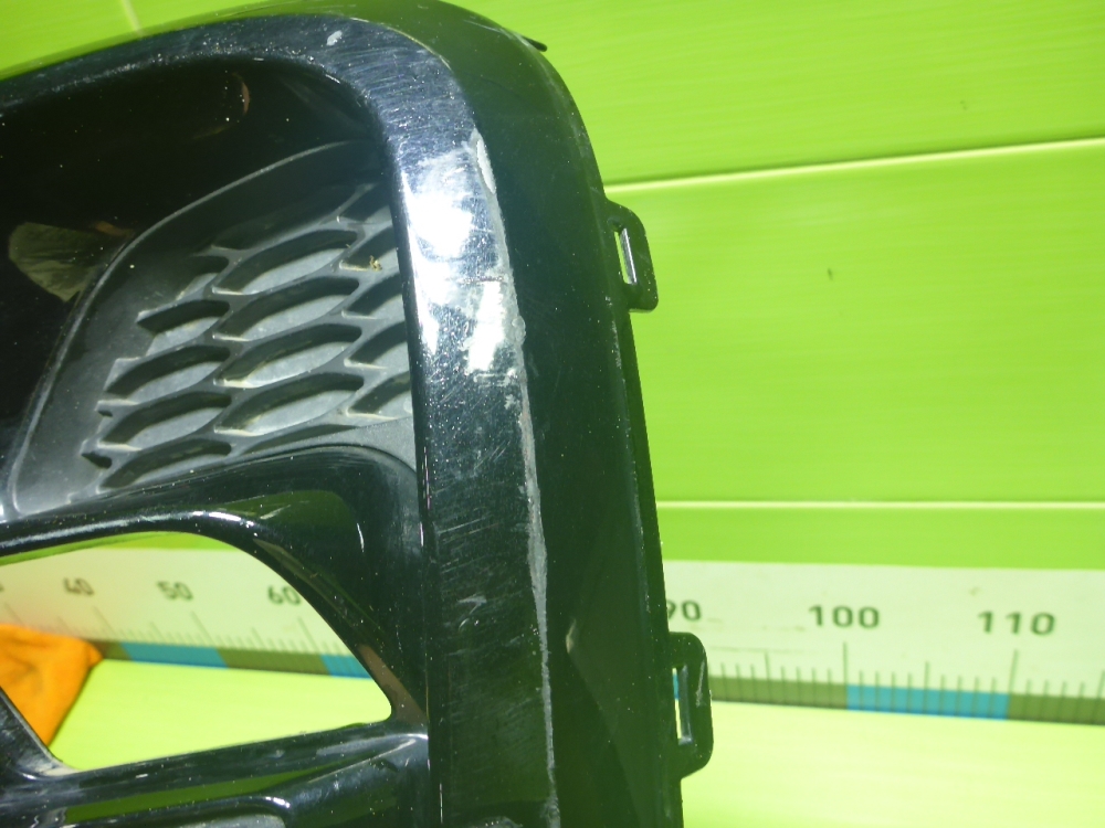 Рамка противотуманной фары левой