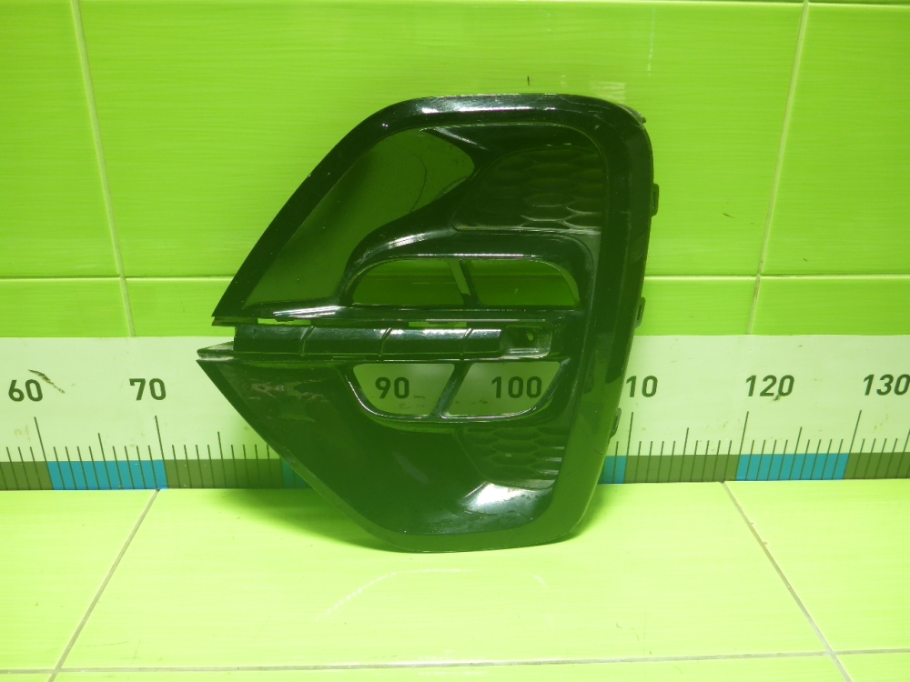 Рамка противотуманной фары левой